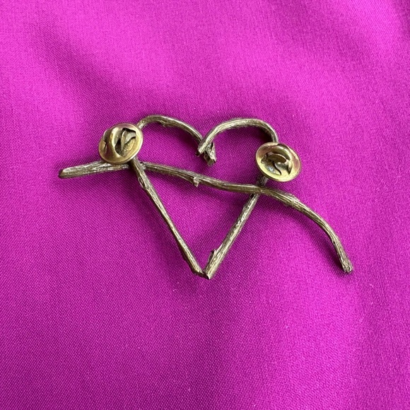 Antiqued brass grapevine-like rustic heart pin - Picture 7 of 8